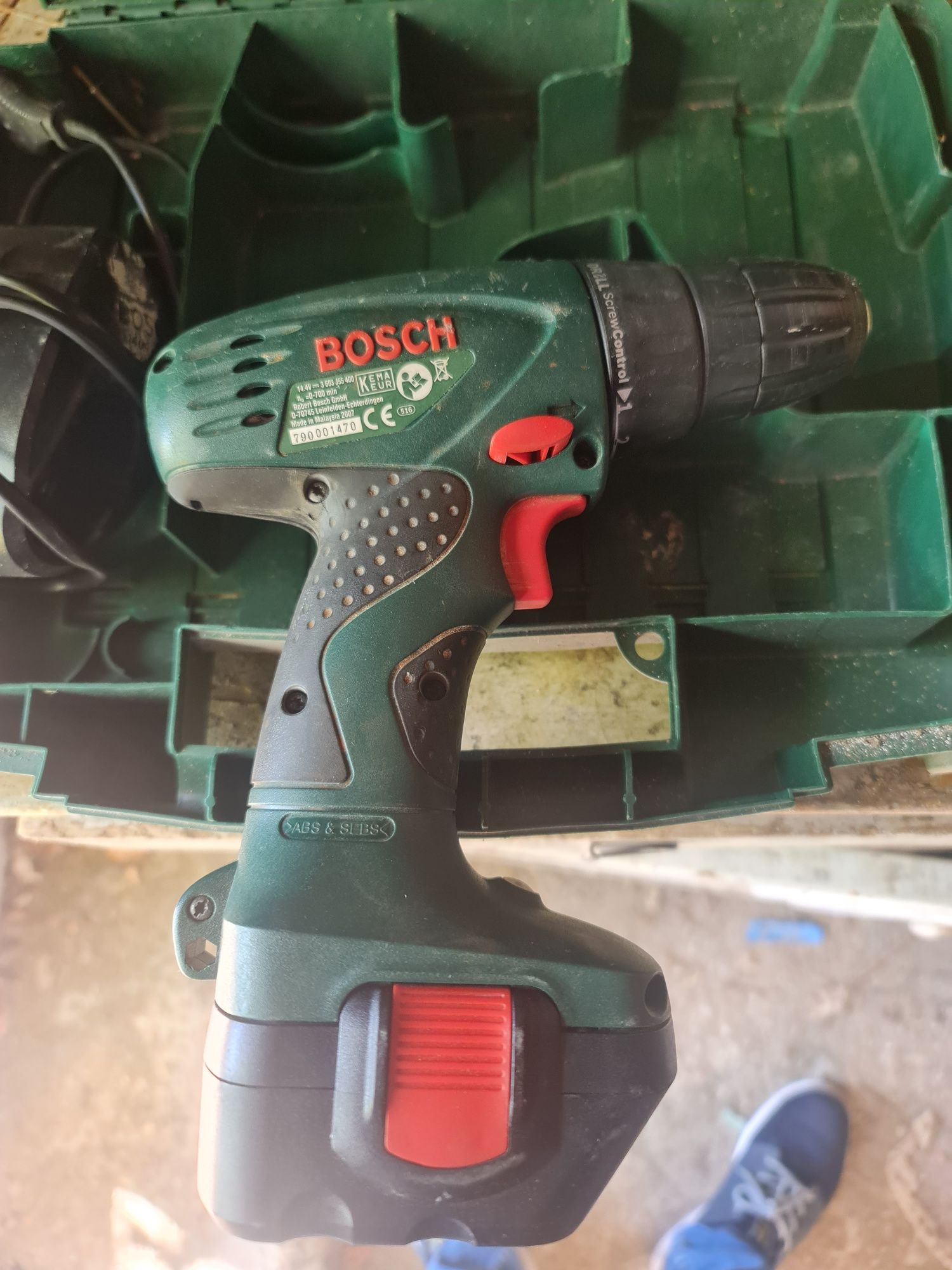 Винтоверт bosch със зарядно, батерия и кутия