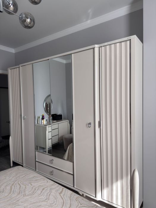 Продаю вместительный пятидверный шкаф