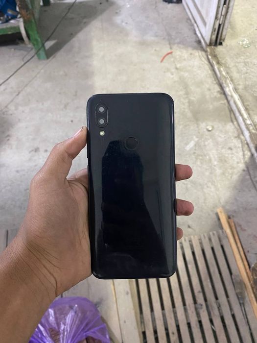 Redmi 7 sotiladi holati ideal aybi yu xotira 2/32 batarekasi 2kunga ye