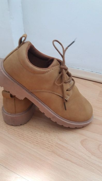 Vând ghetele unisex