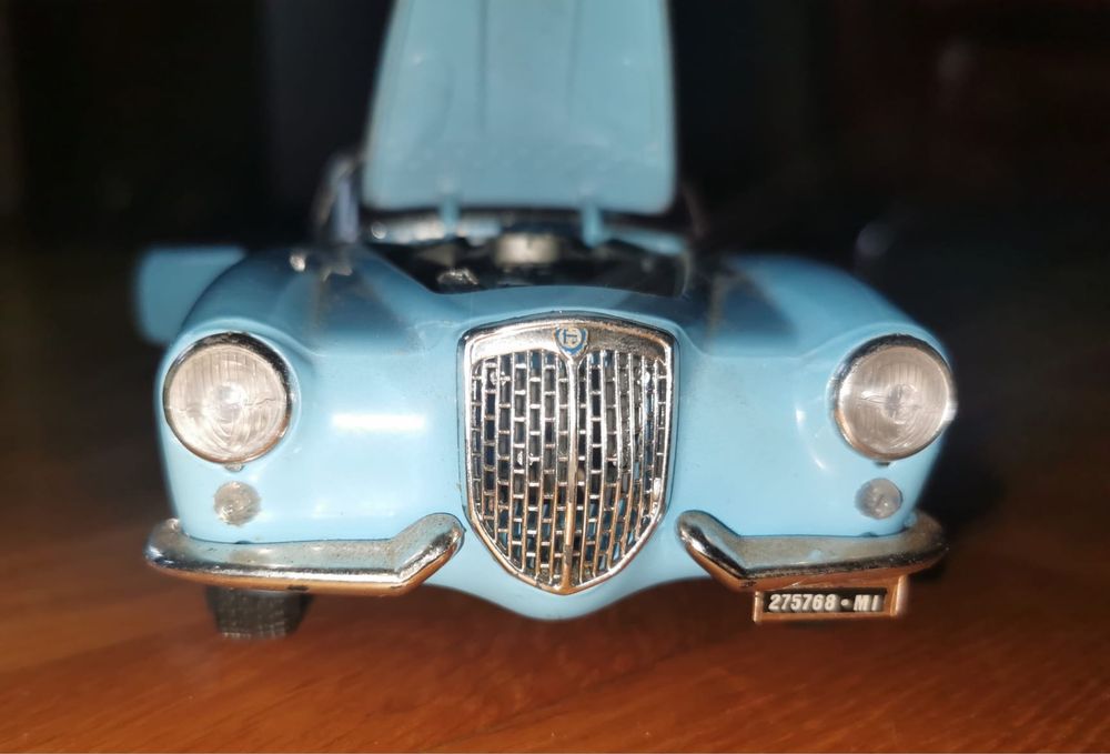 Ланчия Аурелиа Бураго метална количка 1:18 Burago Gold Collection синя