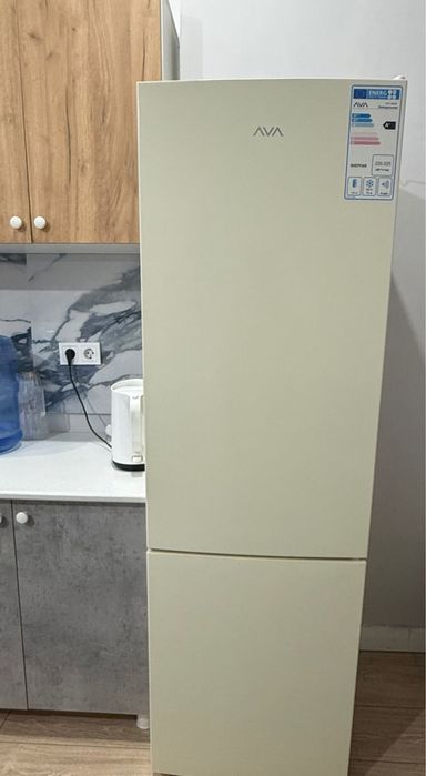 Холодильник AVA — отличное состояние, работает идеально!