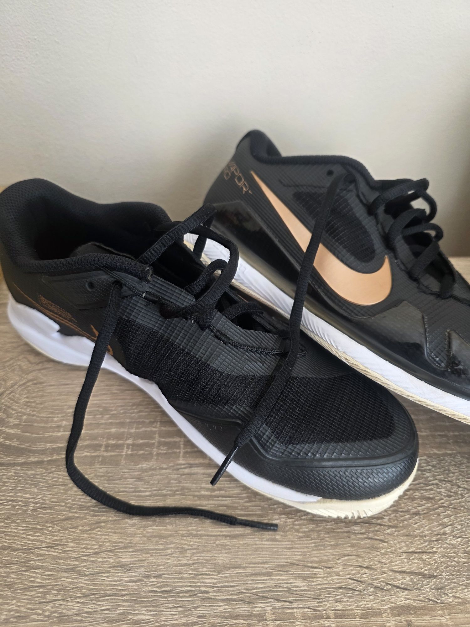 Обувки nike, calvin klein и guess