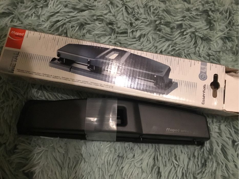 Perforator Essentials cu 4 găuri