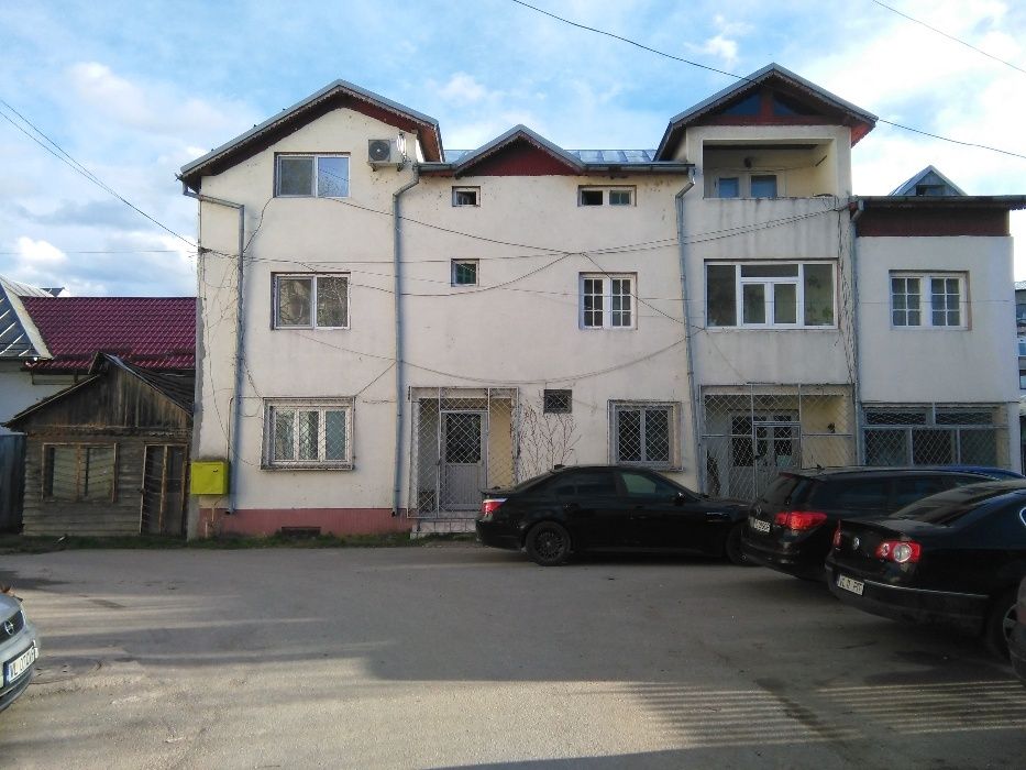 Vand casa locuit cu spatiu comercial situata in str. Decebal nr. 30.