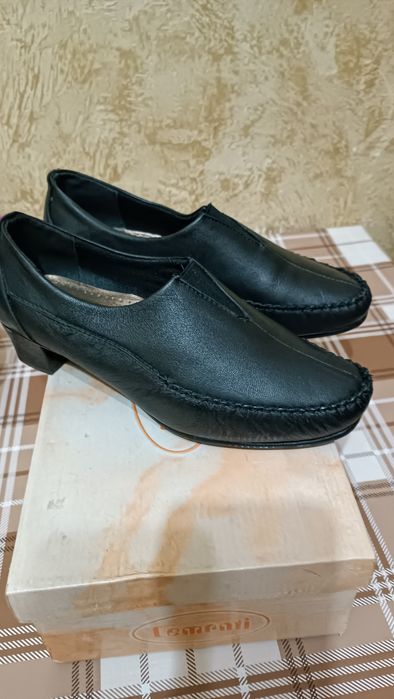 Продам женские туфли