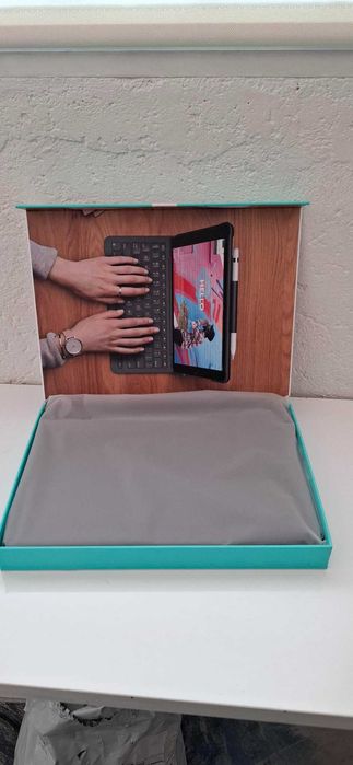 Husa cu tastatura Logitech Slim Folio pentru iPad (gen 7,8,9)