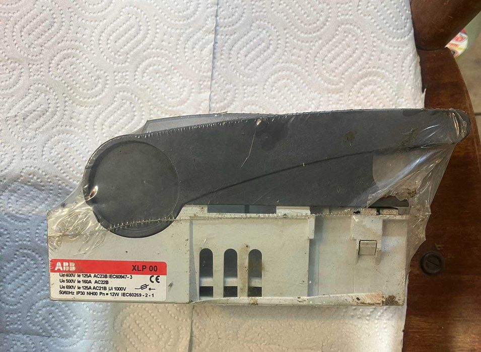 Разединител със стопяеми предпазители ABB XLP000 и XLP00