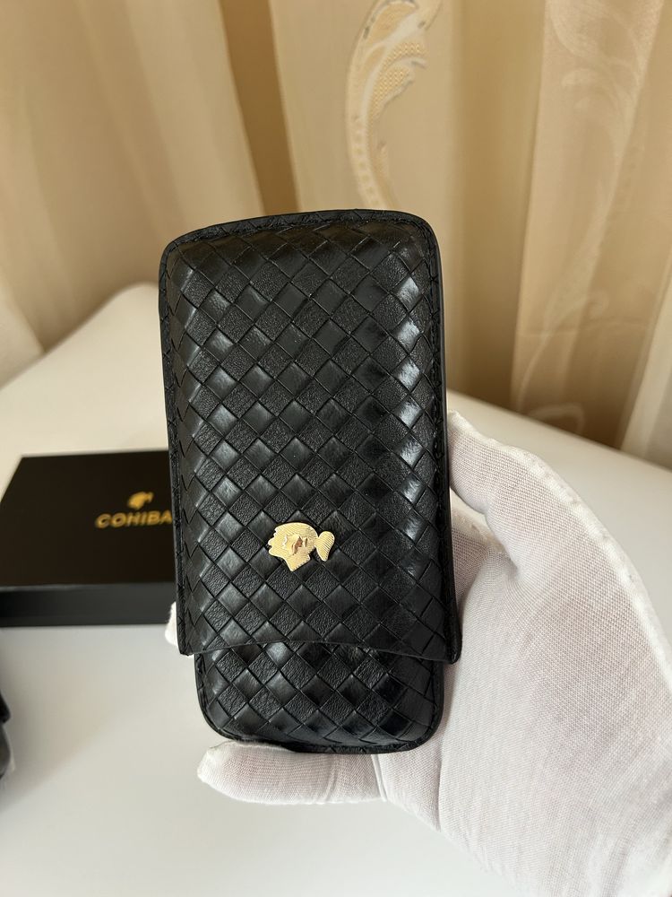 Черен кожен калъф Cohiba за 3 пури с джоб за резачка – подаръчна кутия