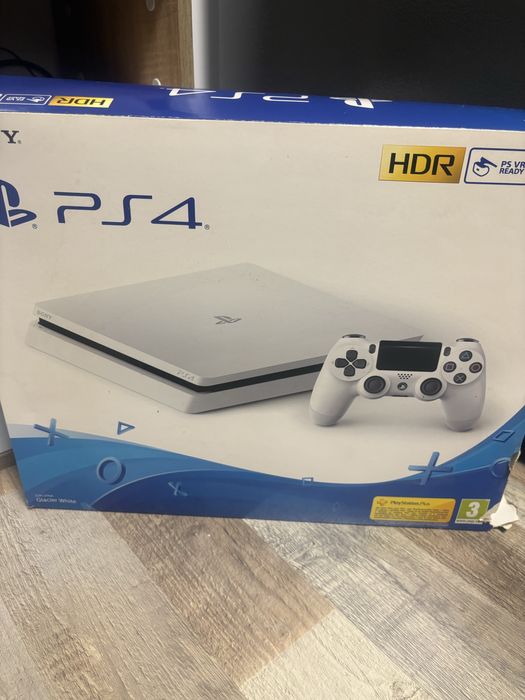 Плейстейшън 4  ,два джойстика и 6 игри