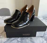 Черни обувки с ток на марката Kazar