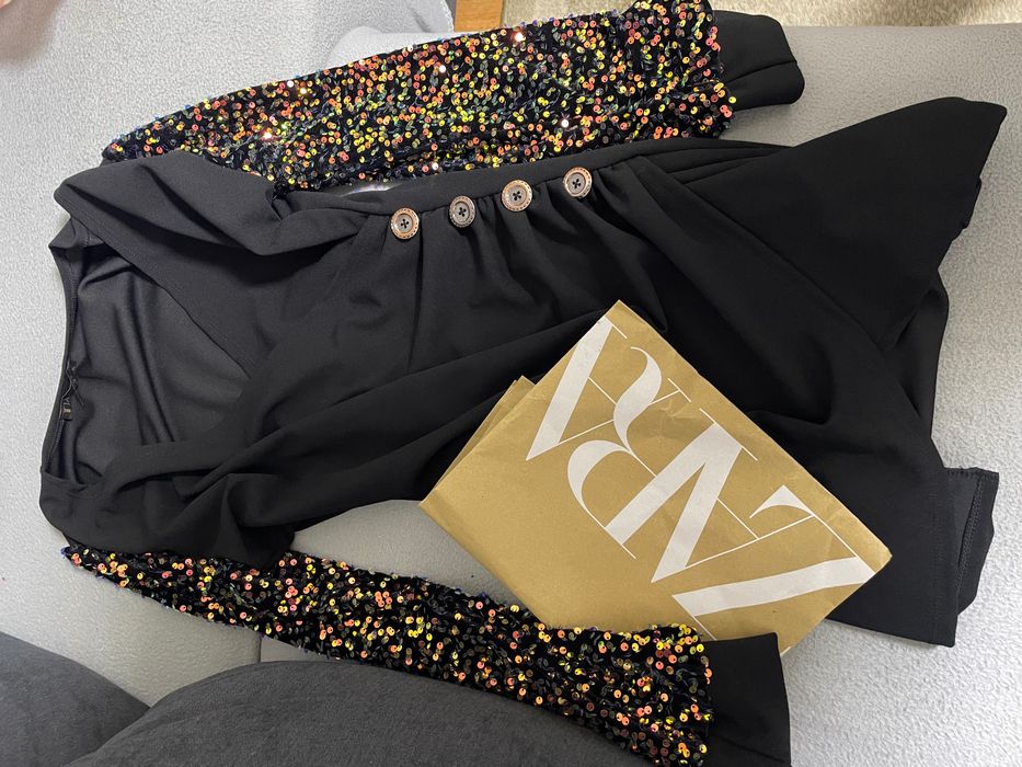 Черна рокля с блестящи ръкави