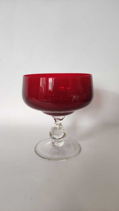 Масивна чаша /купа от рубинен кристал