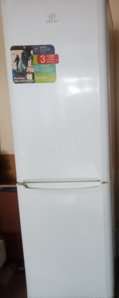 Продаю холодильник indesit