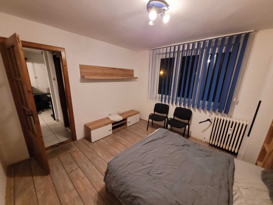 Dau în chirie ap 3 camere în Piața 1 Decembrie, mobilat și utilat