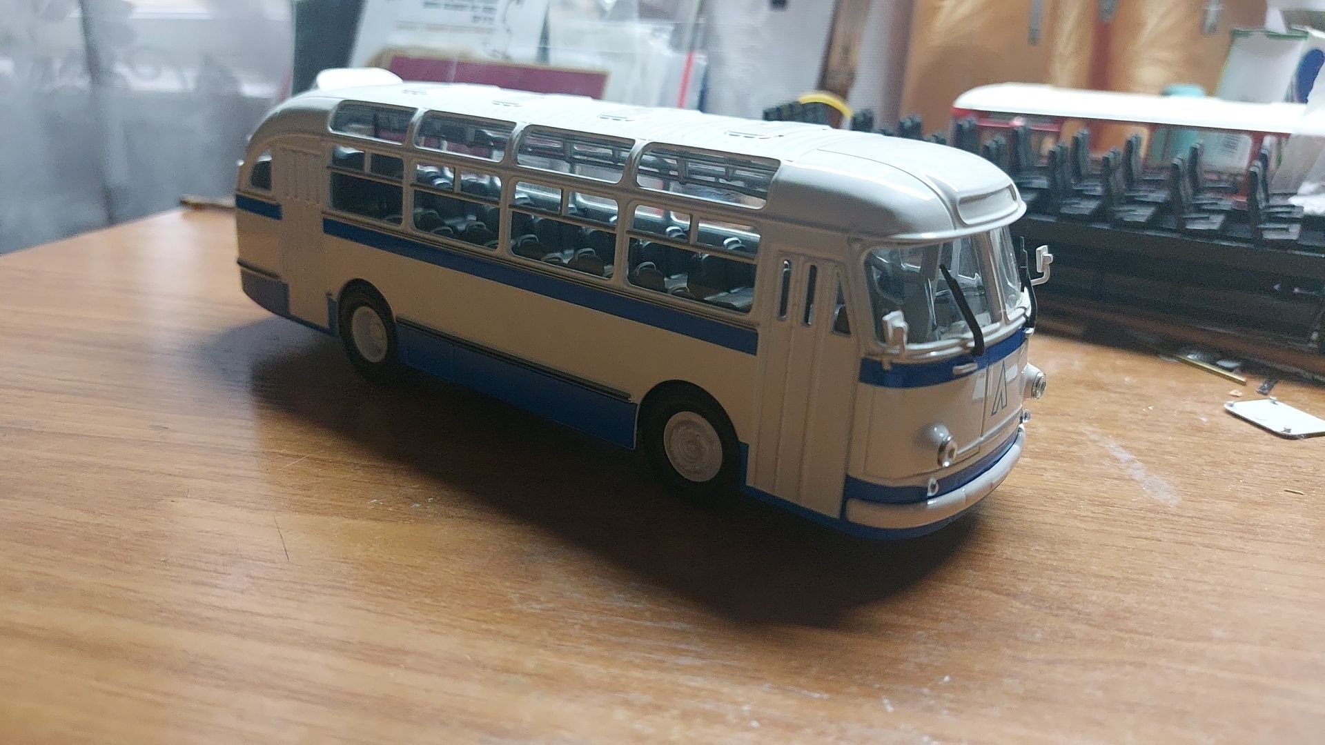 Продам коллекцинные модели автобусов.