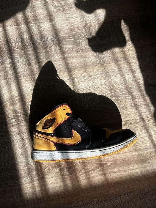 Jordan 1 mid vivid orange