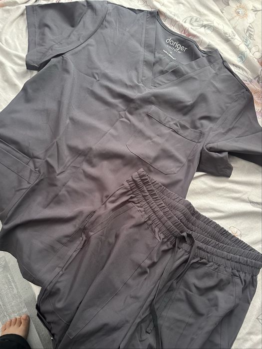 Продается хирургически костюм от бренда Dariger