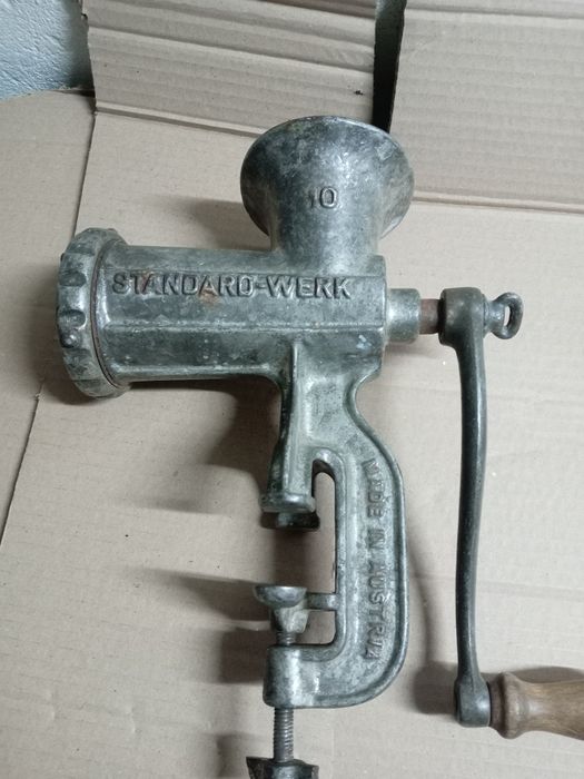 Mașina de tocat carne veche