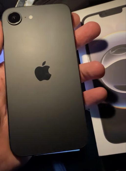 iPhone 16 e 128 GB в идеальном состоянии, без ремонта. телефону месяц