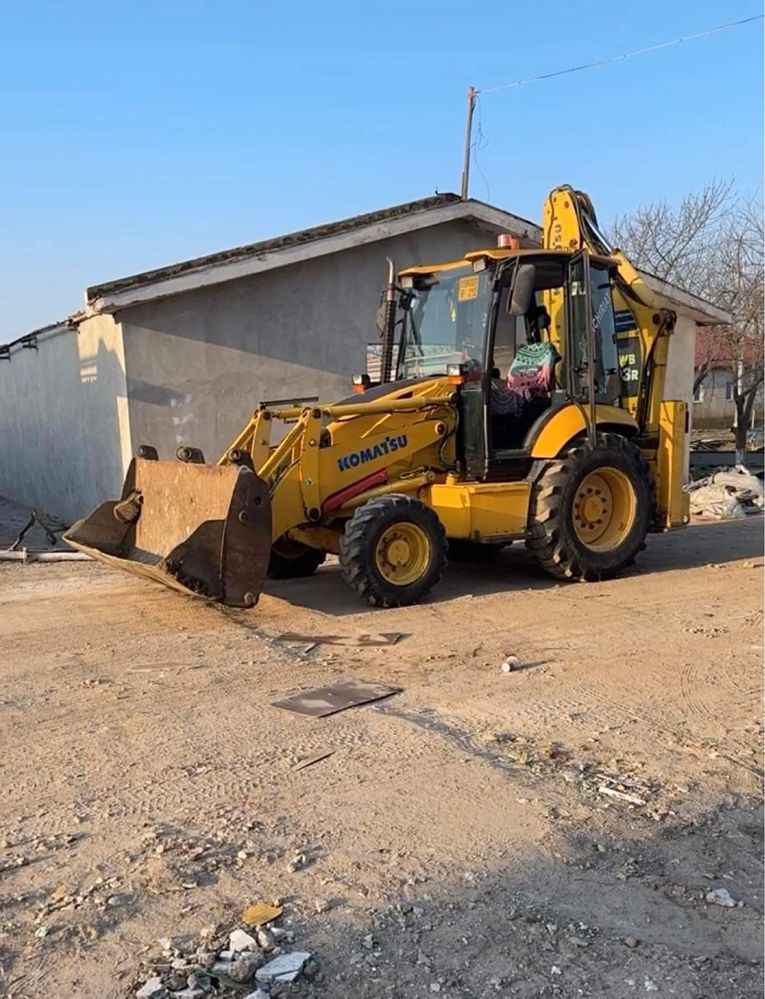 Vând buldoexcavator komatsu 2005 wb 93r5