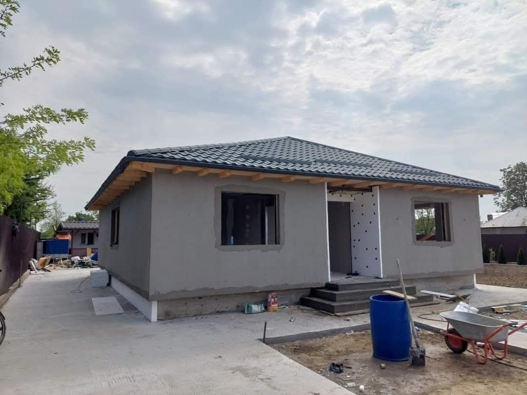 Case modulare pe structură metalică rezistentă și invelite cu panou sa