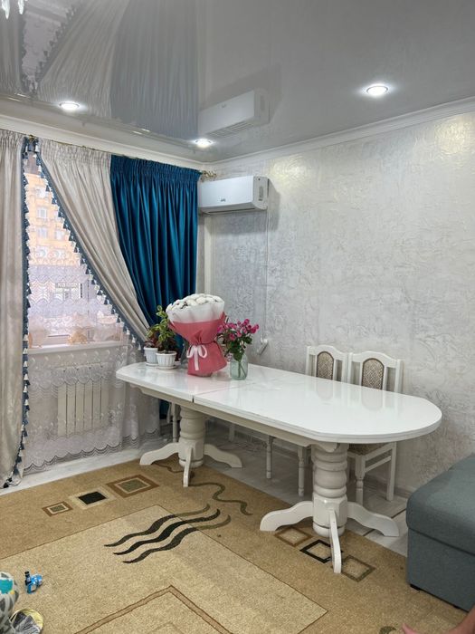 Продается стол с стульями