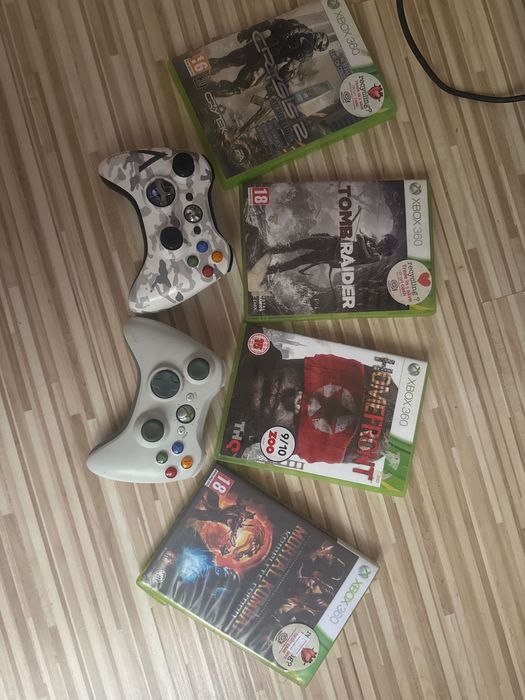 Xbox 360 + 2 джойстика + 4 игри – Готов за игра!