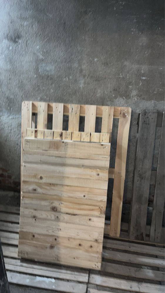 Продавам Палета и Скари