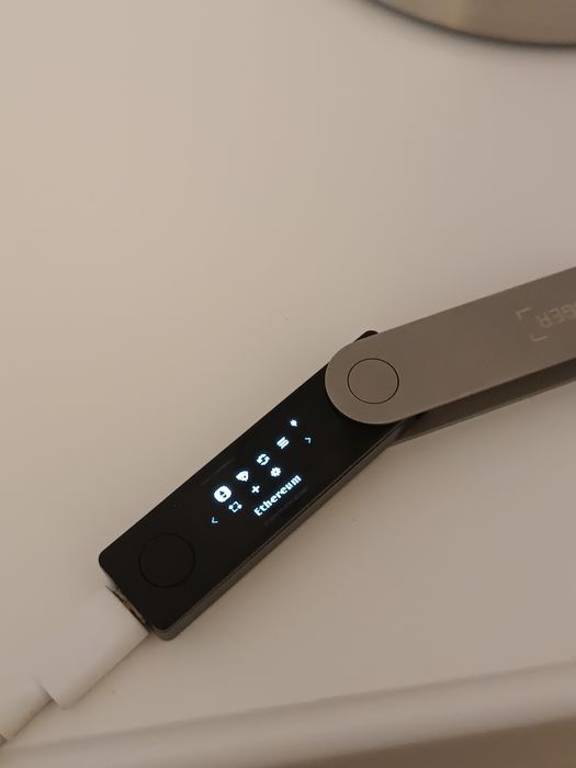 Vând Ledger Nano S + Ledger Nano X – Portofele hardware pentru criptom