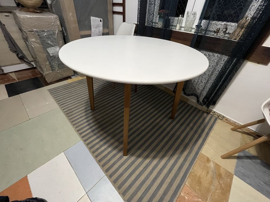 Маса кръгла бяла