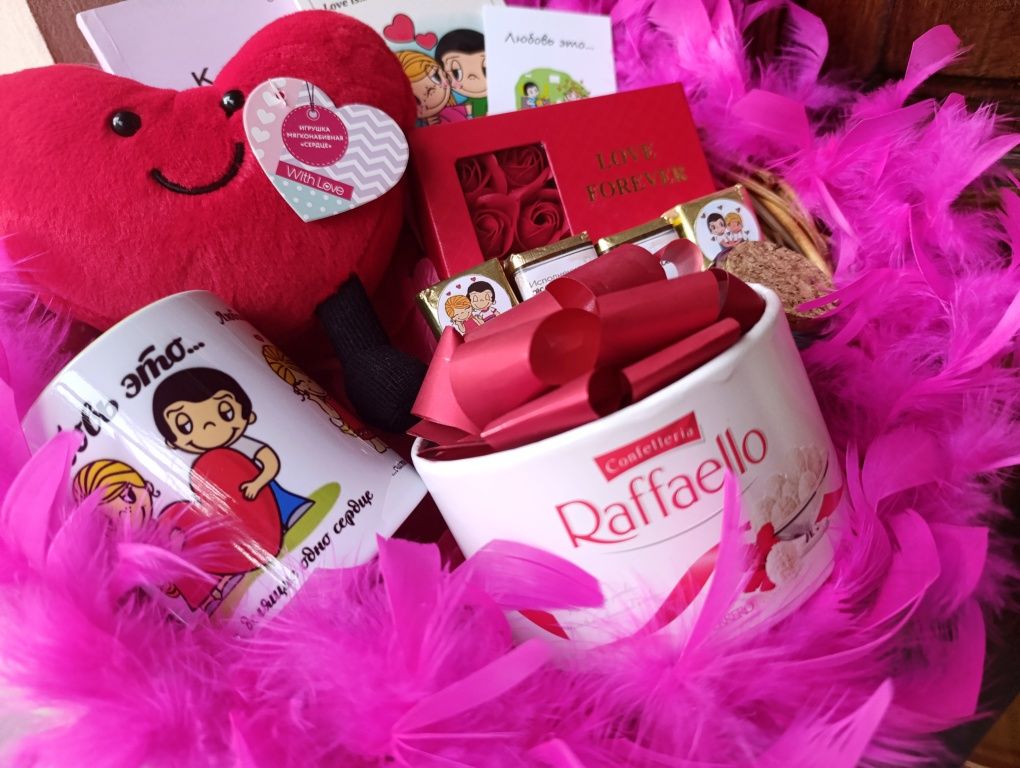 Подарочной бокс Love is для любимой девушки с Пандорой