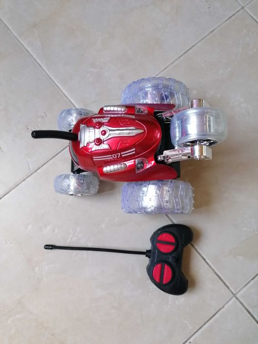 Кола с дистанционно управление и светлина Monster Spinner RC, Червена