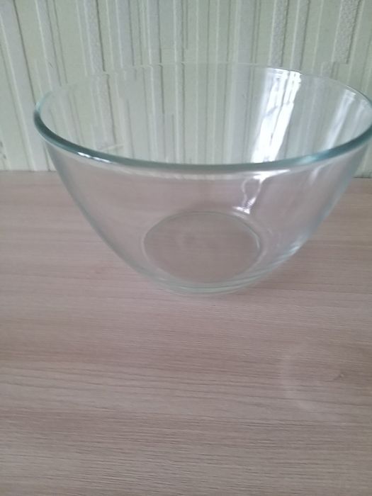 Ваза стеклянная и хлебница