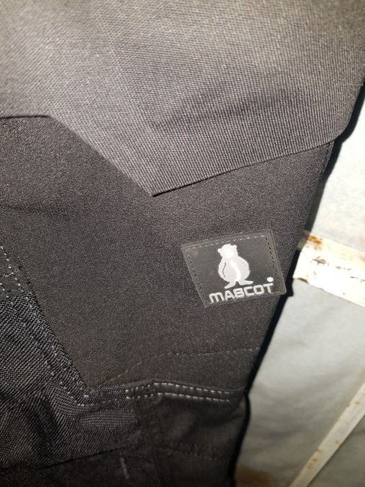 Mascot pantaloni de salopeta
