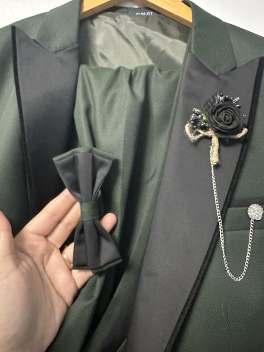 Официален костюм