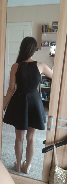 Rochie neagră, material dur, structurată, cloș, scurtă, marime 36/S