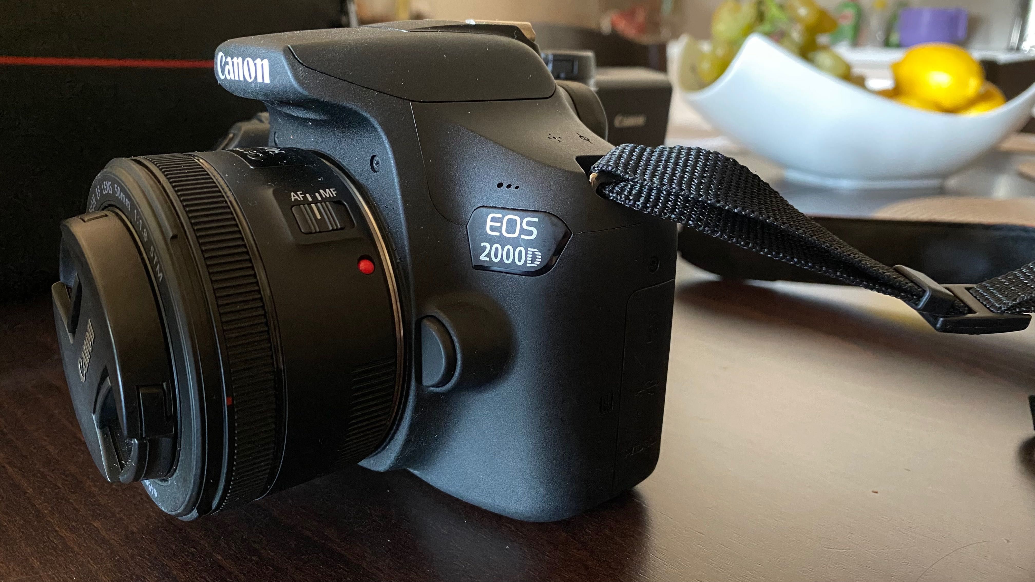 DSLR Canon 2000D EFS 18-55mm + обектив 50mm