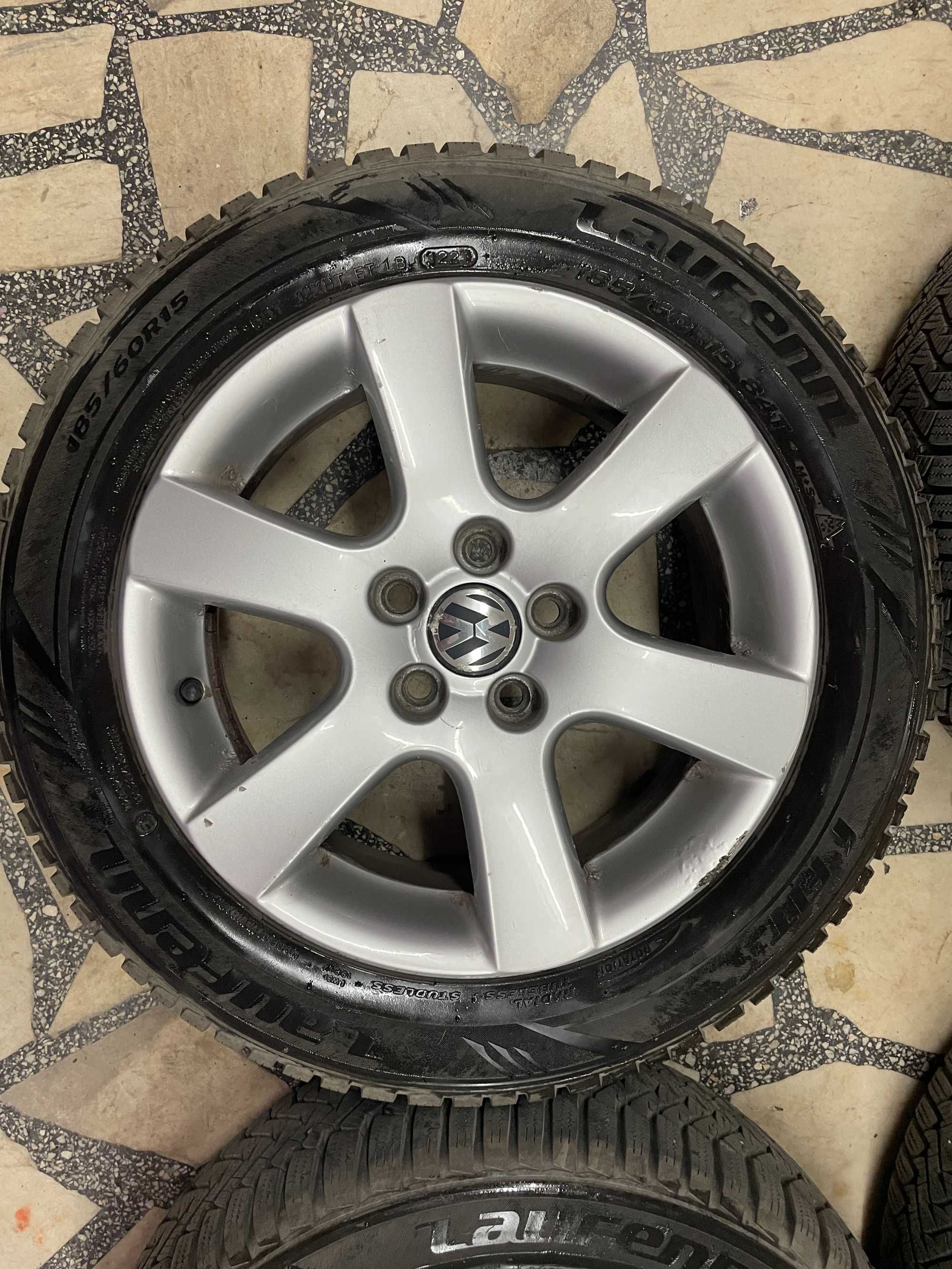 16ки 185/60R15 Оригинални джанти VW със зимни гуми Laufenn DOT 21