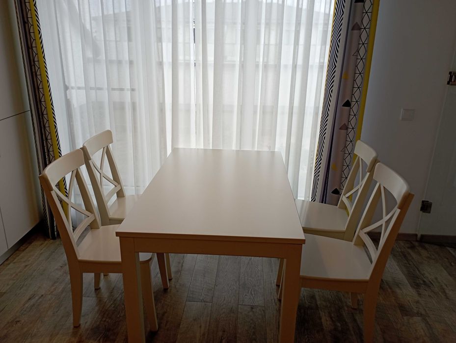 Masa extensibila si 4 scaune Ikea