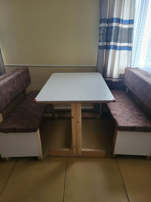 Стол диваншигымен сатылады 18штук комплекты бар асханага кафелерге л