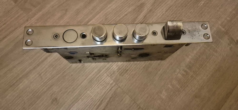 Продавам брава патрон и дръжки за врата