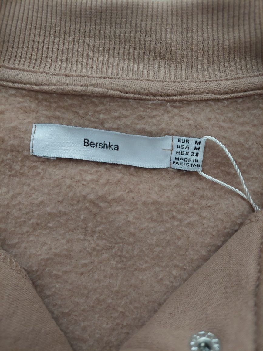 Дамски суичър размер М на Bershka.