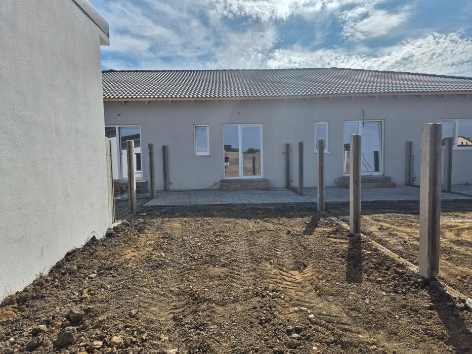 PROPRIETAR Vand apartament/casa cu 2 locuri parcare si curte