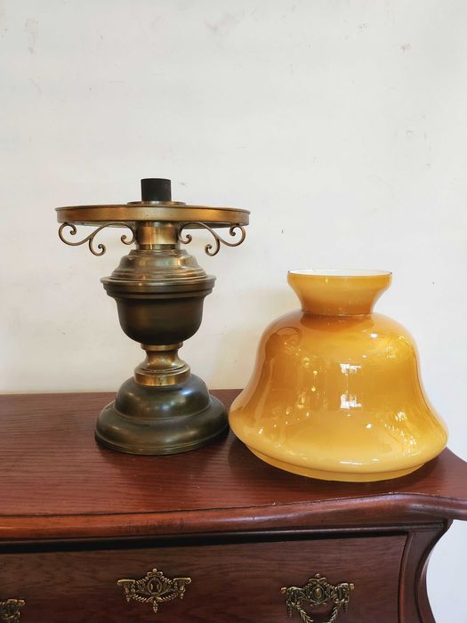 Ретро месингова настолна лампа с кехлибарен абажур