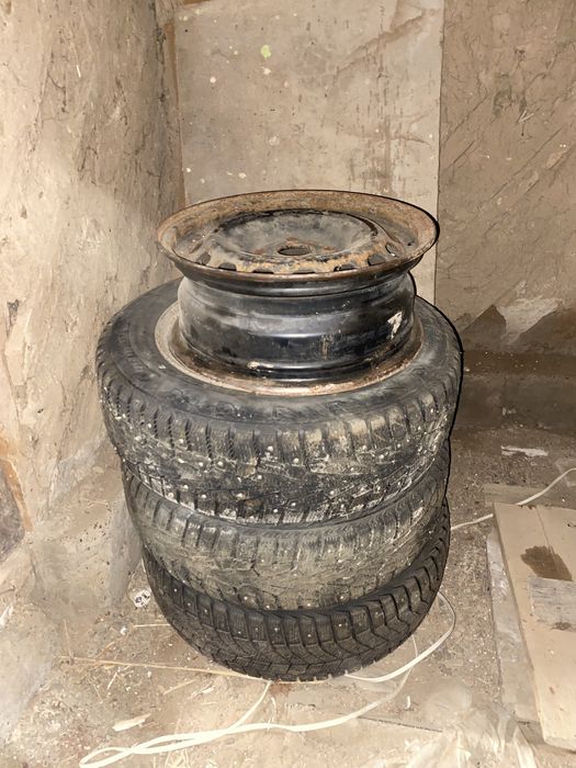 4 Диска R 15 3 пакришка зимная и один камера