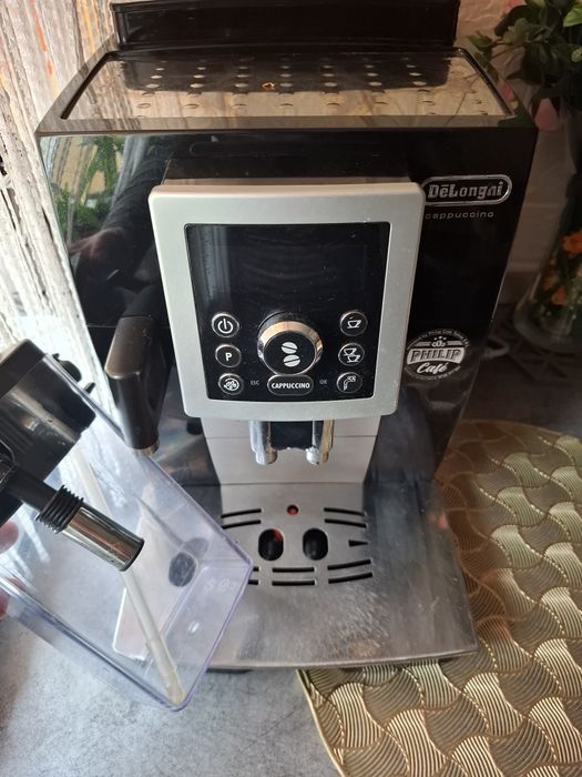 Mașina de cafea cu boabe De longhi capuccino folosita ocazional