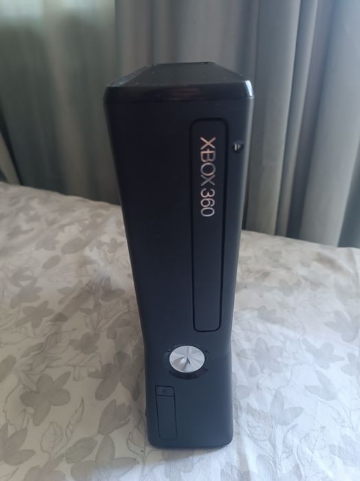Продам XBOX 360 с двумя джестиками.