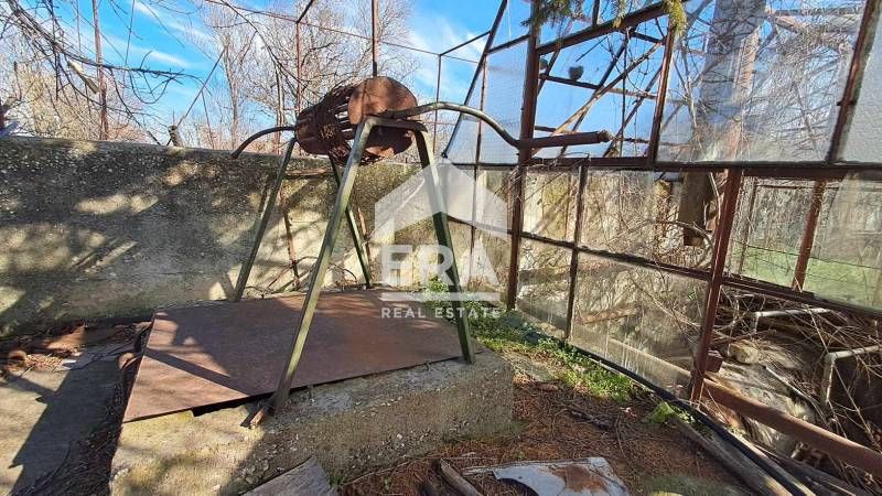 Двуетажна каменна къща за продажба, с голям двор, гараж, лятна кухня и