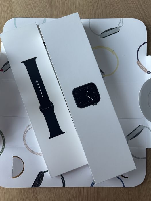 Продавам Apple Watch 6 44mm неупотребаван